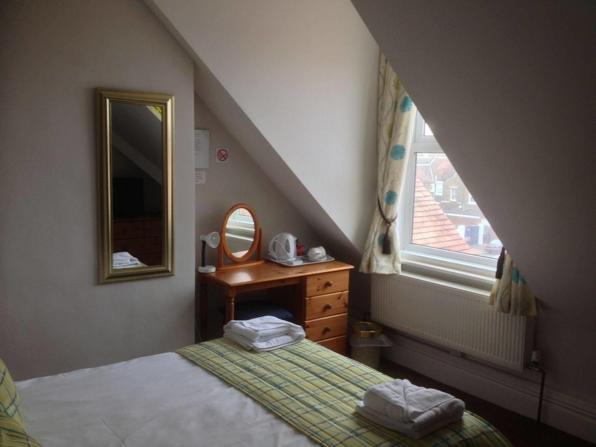 By The Sea Bed And Breakfast Eastbourne Kültér fotó