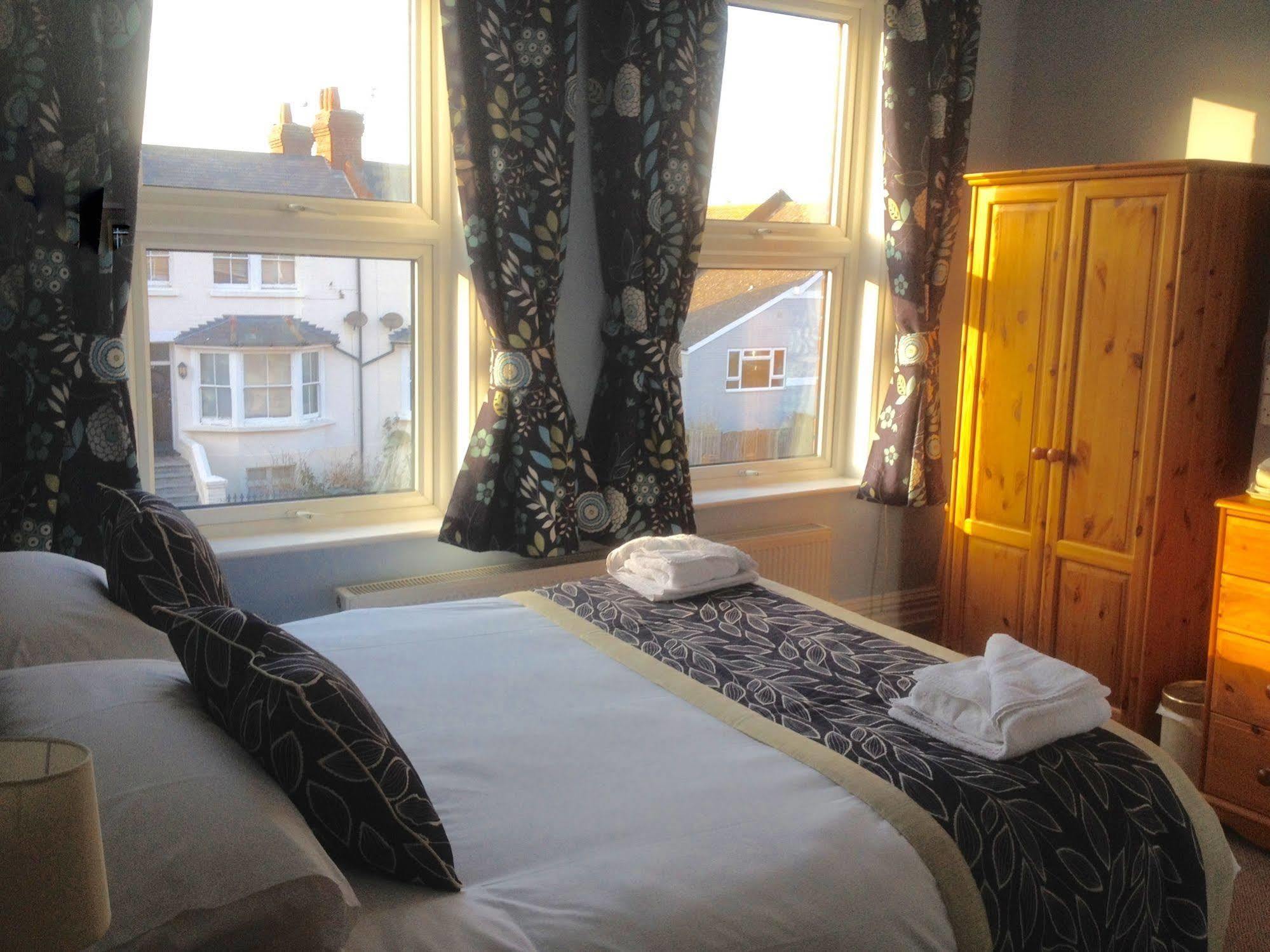 By The Sea Bed And Breakfast Eastbourne Kültér fotó