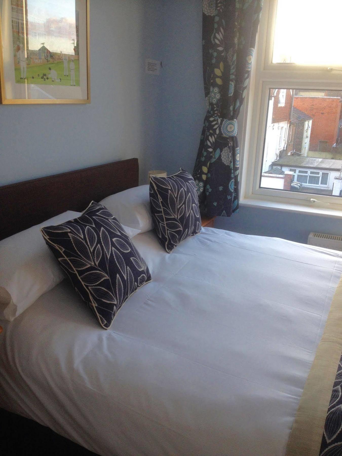 By The Sea Bed And Breakfast Eastbourne Kültér fotó